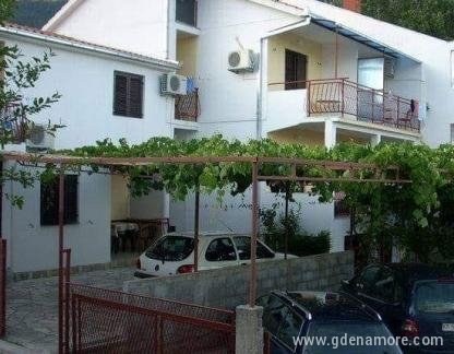 Accommodation Baošići, private accommodation in city Baošići, Montenegro - Smjesten u mirnom kraju...
